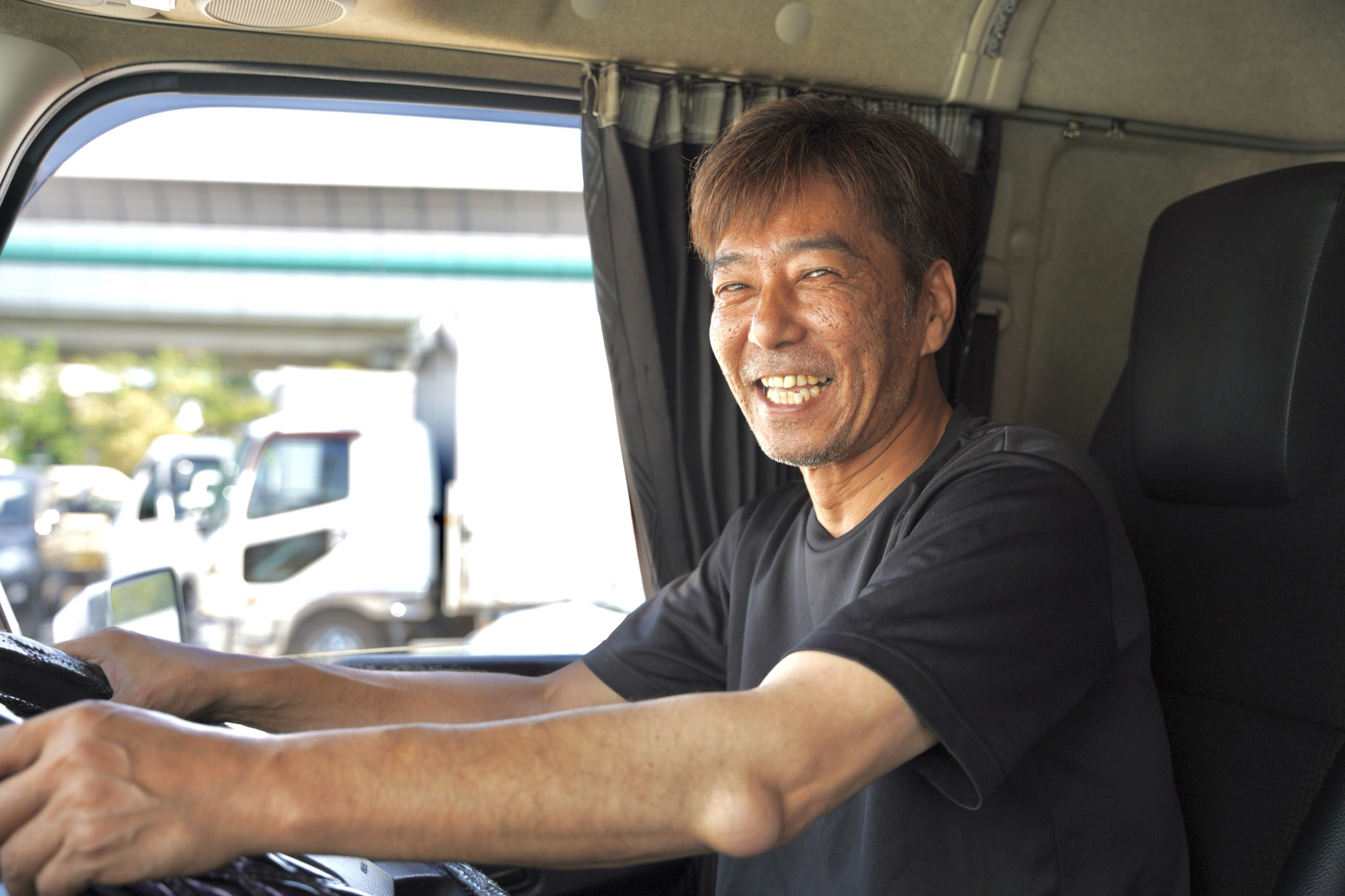 運転席で笑うMETSのドライバー